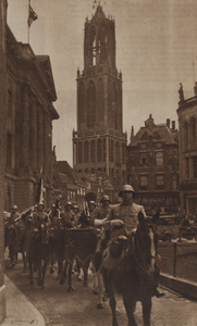 300452 Afbeelding van o.a. het paukenpaard Peter aan de kop van het defilé van het regiment Veldartillerie voor het ...